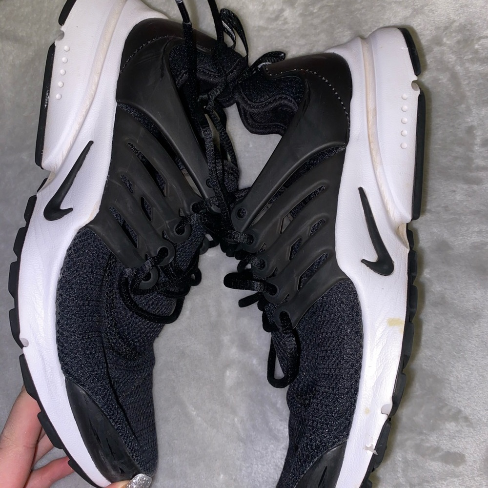 Nike Women’s Size 7 Black Prestos